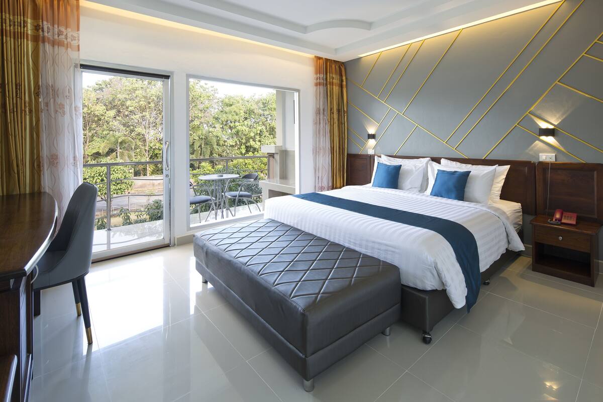 Villa boutique room | Desk, laptop workspace, blackout drapes, soundproofing