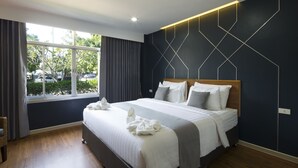 Desk, laptop workspace, blackout curtains, soundproofing - Araya Hotel (Uttaradit)