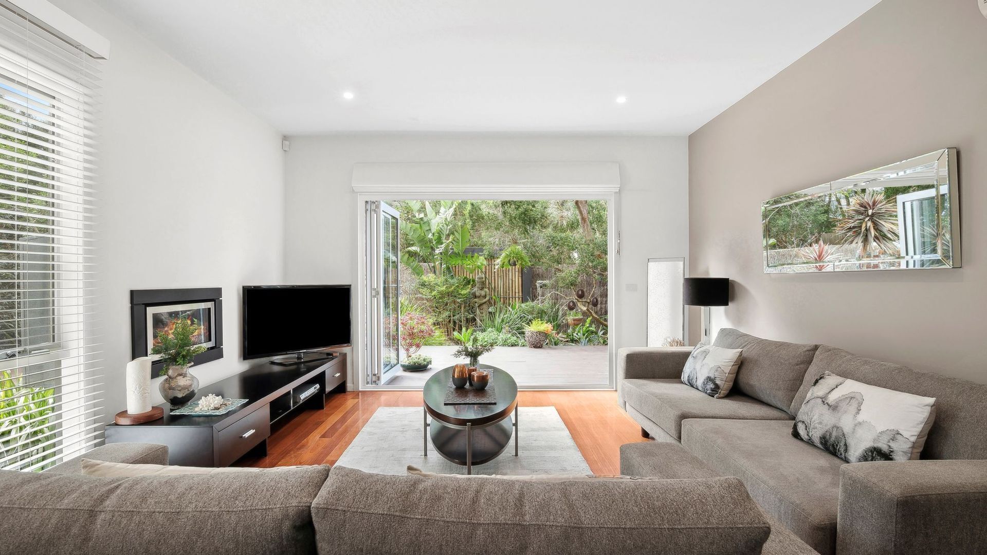 TV, fireplace, DVD player, books