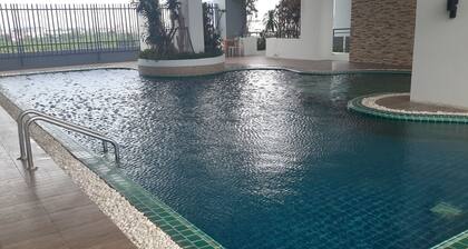 14,000 baht por mes, condominio en alquiler 37 metros cuadrados. Supermercado cercano.