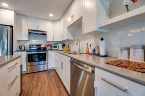 Réfrigérateur, four à micro-ondes, un four, surface de cuisson