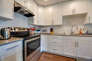 Fridge, microwave, oven, stovetop - Luxury Suite near U of A, University Hospital, Stollery, Cross Cancer Hospital, Saville (Edmonton)