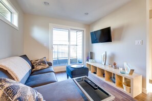 Smart TV - Luxury Suite near U of A, University Hospital, Stollery, Cross Cancer Hospital, Saville (Edmonton)