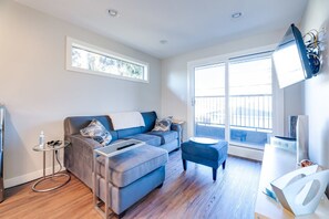 Smart TV - Luxury Suite near U of A, University Hospital, Stollery, Cross Cancer Hospital, Saville (Edmonton)