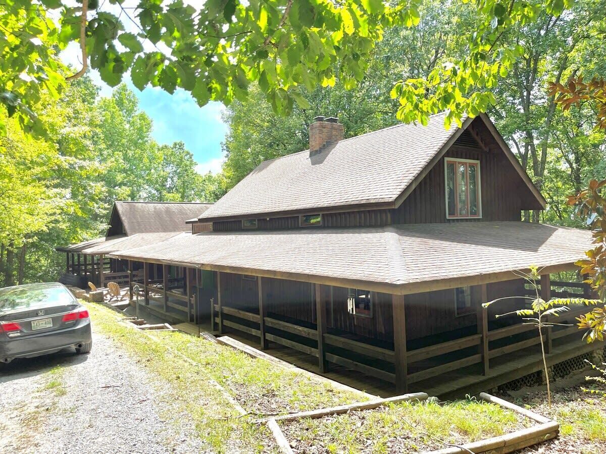 Fork Inn's LakeTrail Lodge, outside hot tub
