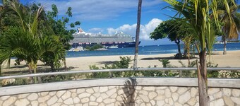 ROSI Ocean Sand Hotel Apt(@ Sandcastles)
1 bdm 3 beds.
free beach,pool, parking