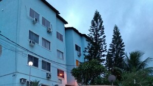 A multi-story building with a flat roof, air conditioning units, and a gated entrance. - Apartment on Estrada do Pré in Campo Grande (Sen. Vasconcelos)