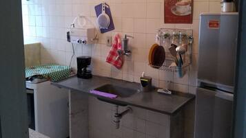 Geladeira, micro-ondas, cafeteira/chaleira, liquidificador