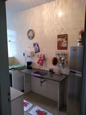 Fridge, microwave, coffee/tea maker, blender - Apartment on Estrada do Pré in Campo Grande (Sen. Vasconcelos)