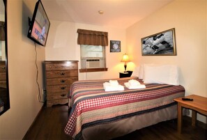 2 quartos, escrivaninha, ferros/tábuas de passar roupa