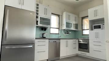 Kühlschrank, Mikrowelle, Ofen, Geschirrspüler