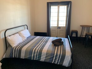 Basic-Doppelzimmer, Balkon | Verdunkelungsvorhänge, kostenloses WLAN, Bettwäsche