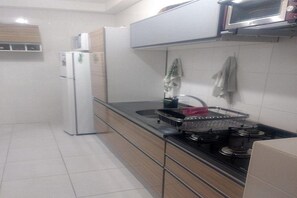 Geladeira, micro-ondas, fogão, cooktop