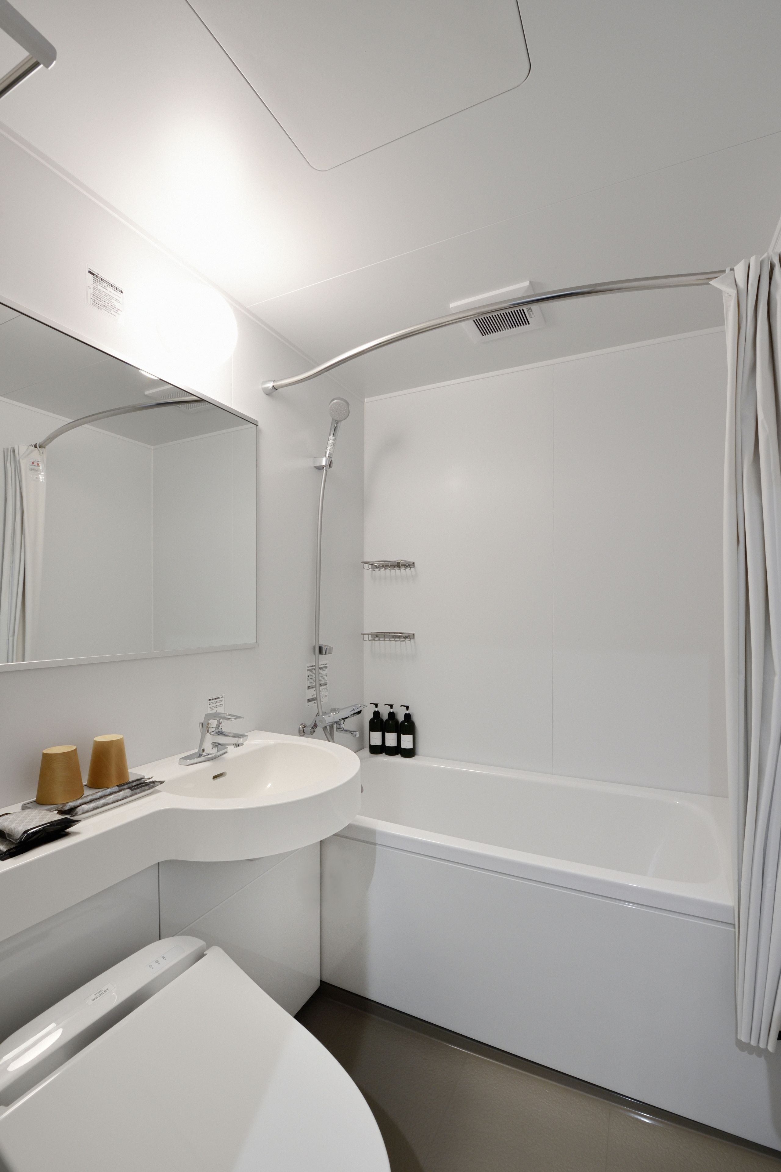 combined shower/bathtub, free toiletries, hair dryer, slippers