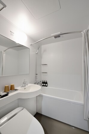 Tina con regadera, amenidades de baño gratuitas, secadora de cabello 
