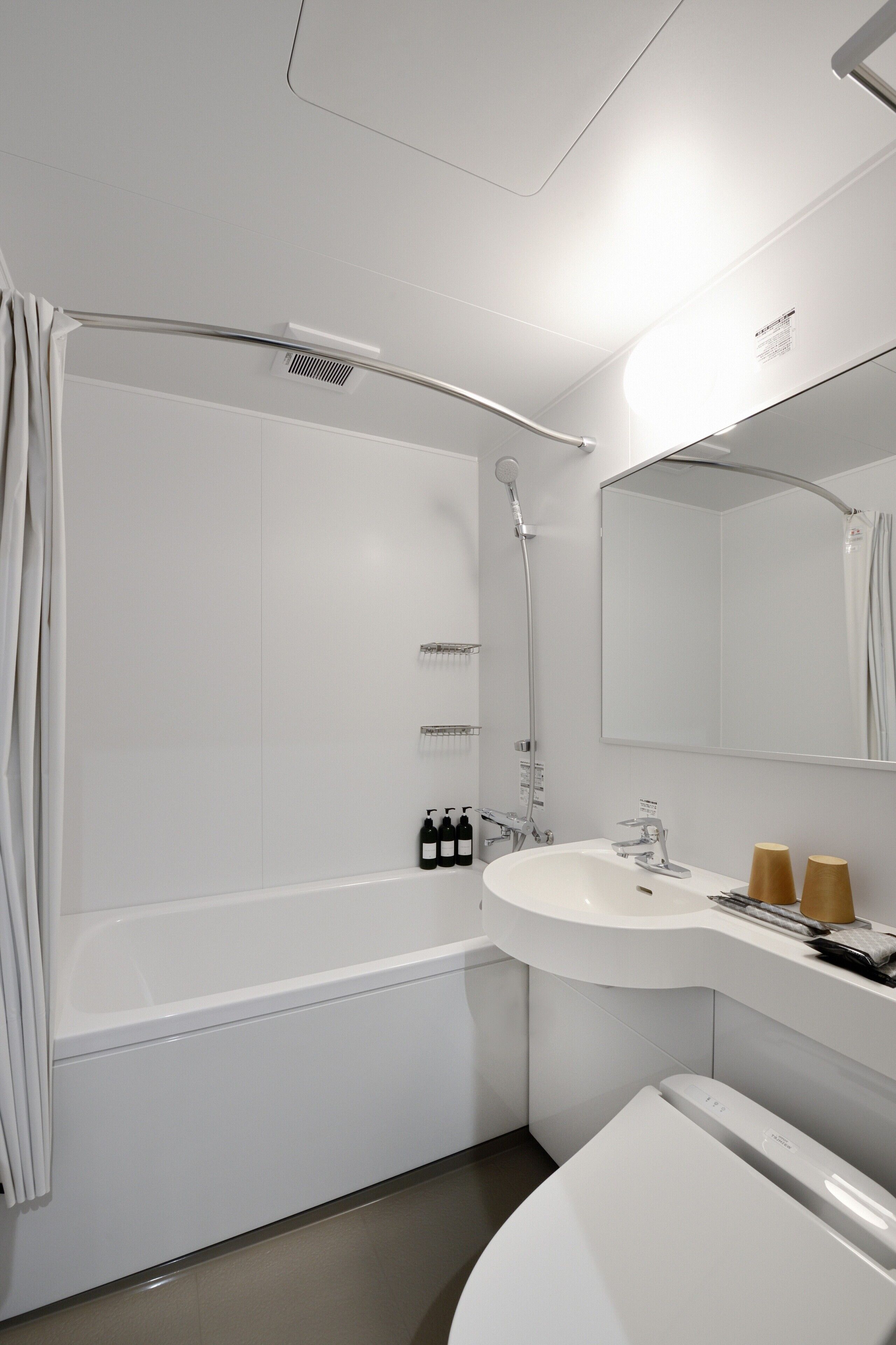 combined shower/bathtub, free toiletries, hair dryer, slippers