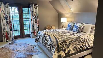 2 bedrooms, travel crib, free WiFi, bed sheets