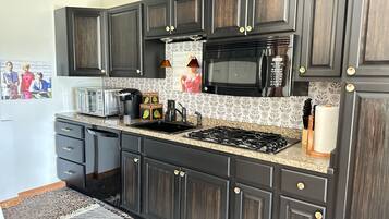 Full-size fridge, microwave, oven, stovetop