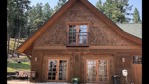 5 Star 2 Story Lodge 2 Bedroom 2 Bathroom Living Room / Kitchen / Laundry Room