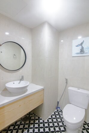 Douche, sèche-cheveux, bidet, serviettes fournies