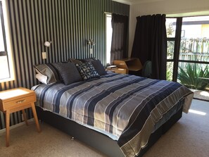 4 quartos, escrivaninha, ferros/tábuas de passar roupa