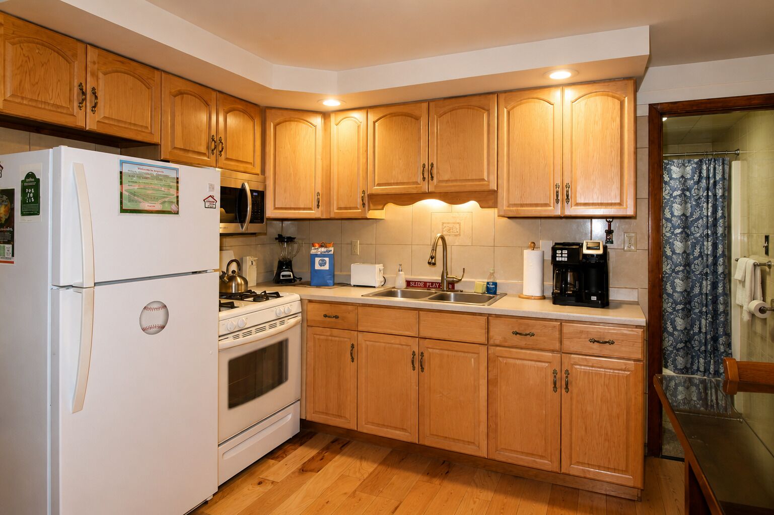 Coffee/tea maker, fridge, microwave, oven