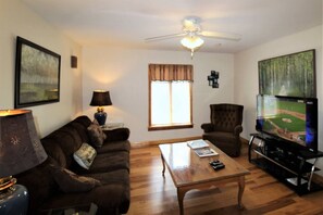 Living area - Cooperstown Baseball Rentals - Dugout 2 (Oneonta)