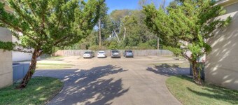 J 88 · Private gated cottage! Walk to Overton square!