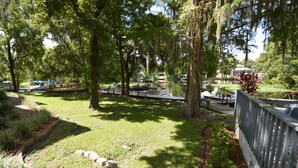 A park with picnic tables, a walking path, and a boat dock. - Sacino Condo Withlacoochee Rainbow River (Dunnellon)