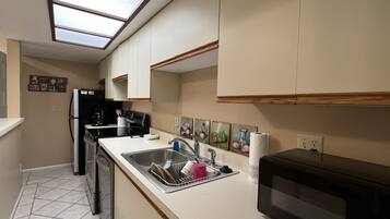 Micro-ondes, lave-vaisselle, cafetiĂšre/bouilloire