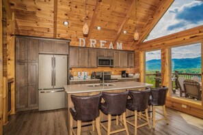 Kylskåp, mikrovågsugn, ugn och spishäll