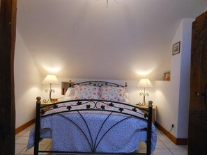 2 chambres, fer et planche à repasser, lit de bébé portatif