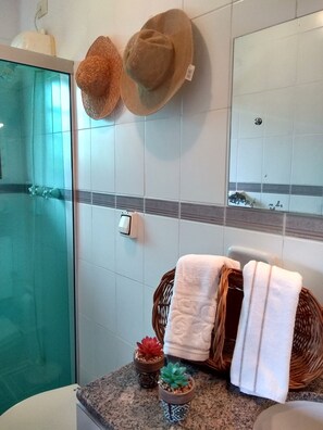 Shower, hair dryer, bidet, towels - Ventos do Pernambuco Guest House (Balneario Praia do Pernambuco)