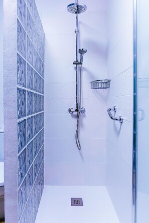 SĂšche-cheveux, serviettes fournies, papier toilette