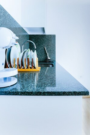 Secadora de cabello, toallas, papel de baño 