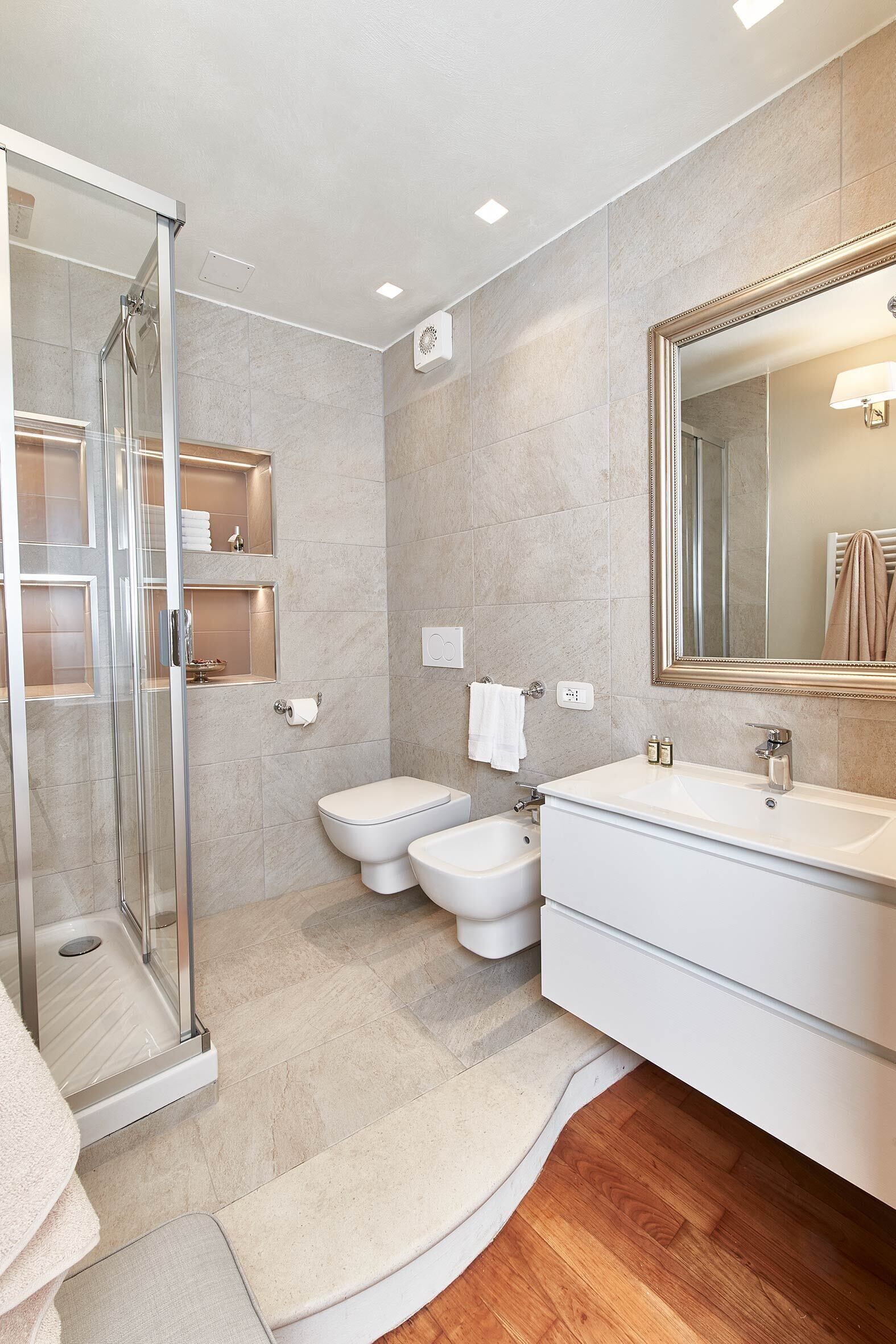 Shower, hair dryer, bidet, towels