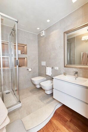 Dusche, Haartrockner, Bidet, Handtücher