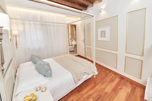 2 chambres, fer et planche à repasser, lit de bébé portatif