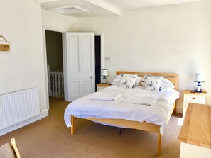 5 bedrooms, iron/ironing board, WiFi, bed sheets