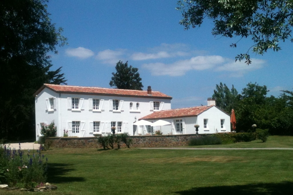 House with character in private 5-hectare estate, 400m to beach, 10 km from golf