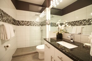 Ensemble douche/baignoire, sèche-cheveux, peignoirs, serviettes fournies