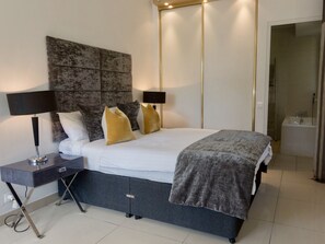 5 bedrooms, in-room safe, desk, iron/ironing board