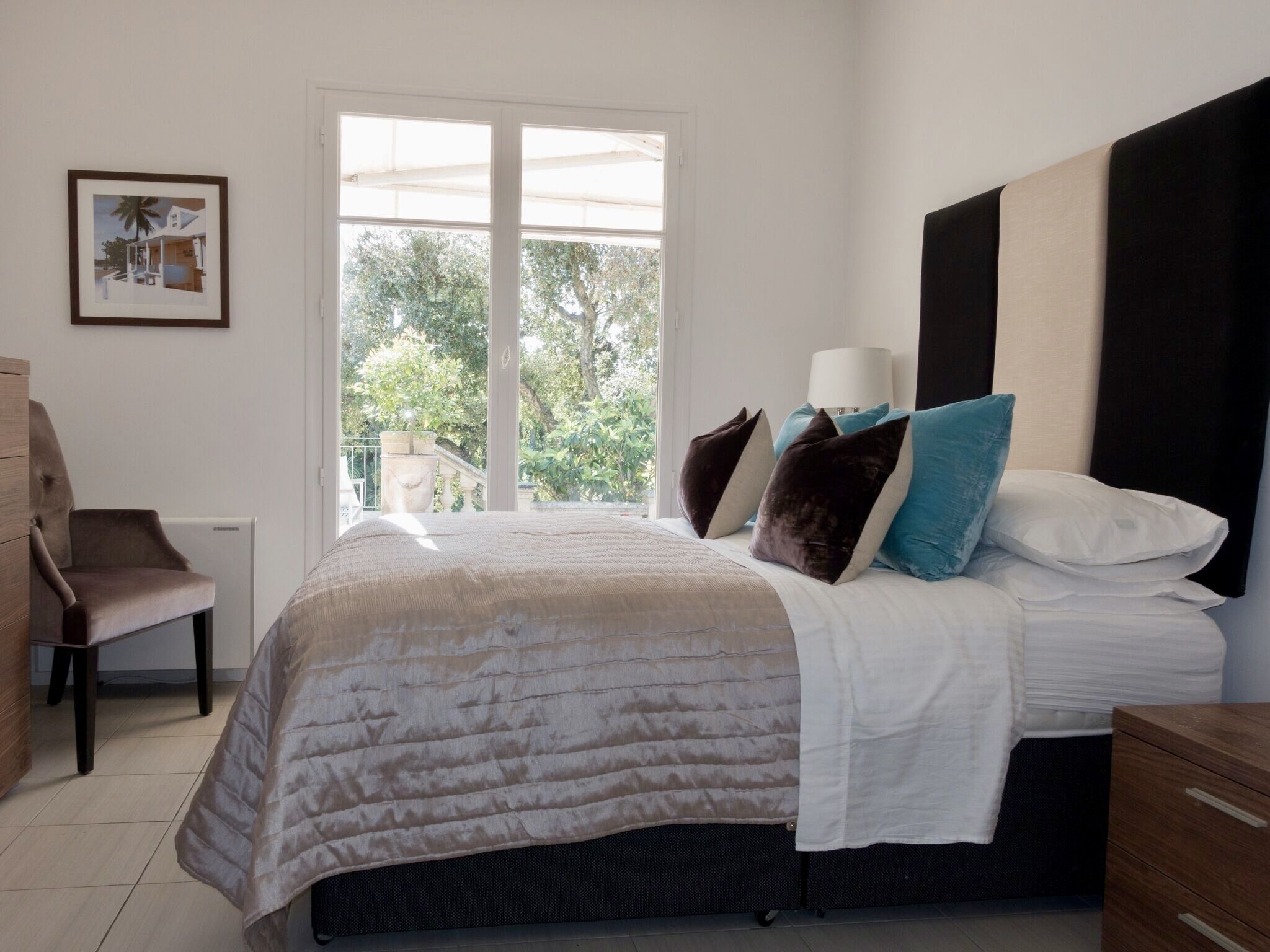 5 chambres, coffres-forts dans les chambres, bureau