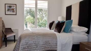 5 chambres, coffres-forts dans les chambres, bureau