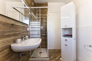 Combined shower/bathtub, hair dryer, bathrobes, bidet - New and elegant central apartment with box (Alghero)