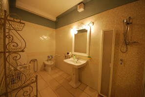 Badewanne, Haartrockner, Bidet, Handtücher