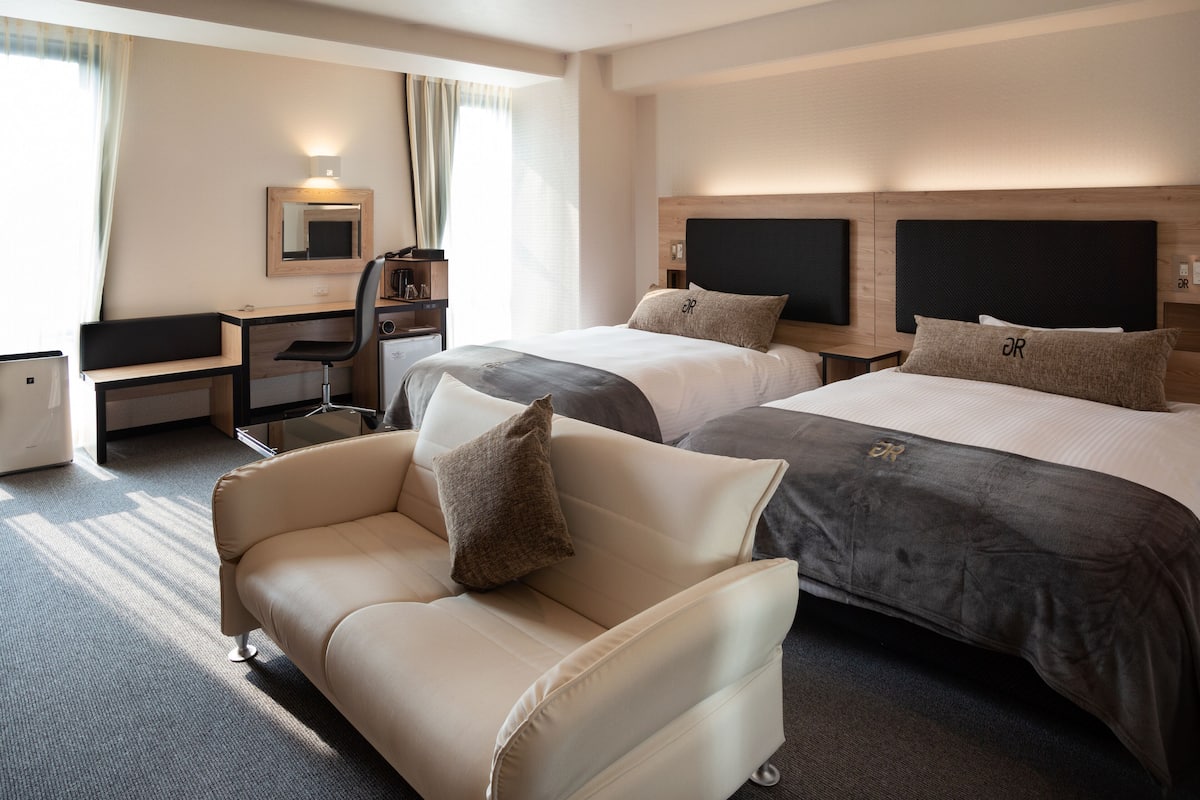 Down comforters, desk, laptop workspace, free WiFi