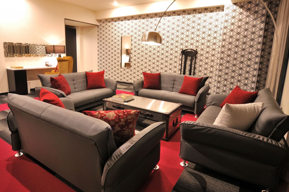 Room, Non Smoking (Suite, 2 Double Beds & 5 Sofa beds) | Gebar bulu kapas, meja, ruang kerja komputer riba, Wi-fi percuma 