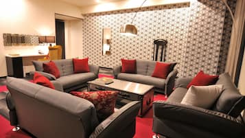 Suite, Non Smoking, 2 Double beds & 5 Sofa beds | Down duvets, desk, laptop workspace, free WiFi