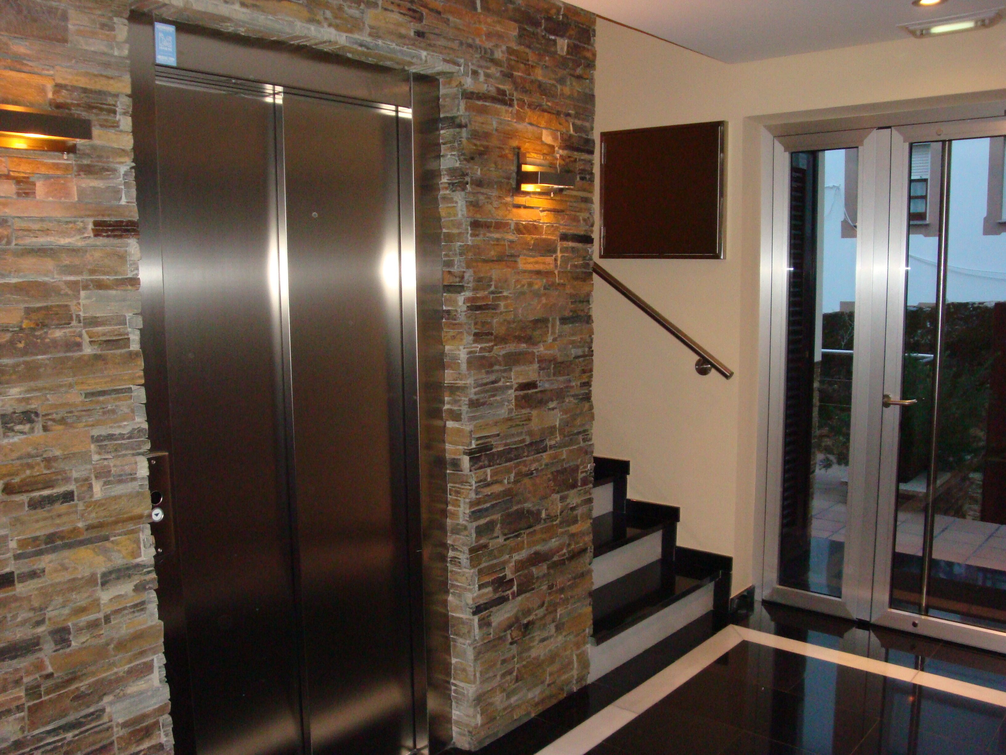 Parque Oriente entrance hall with lift